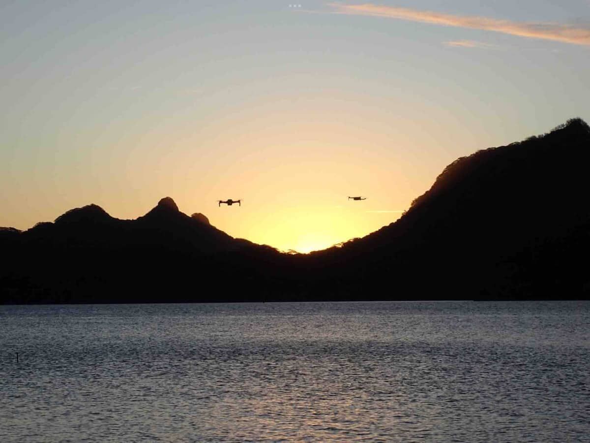 Montagnes de Huahine au coucher du soleil