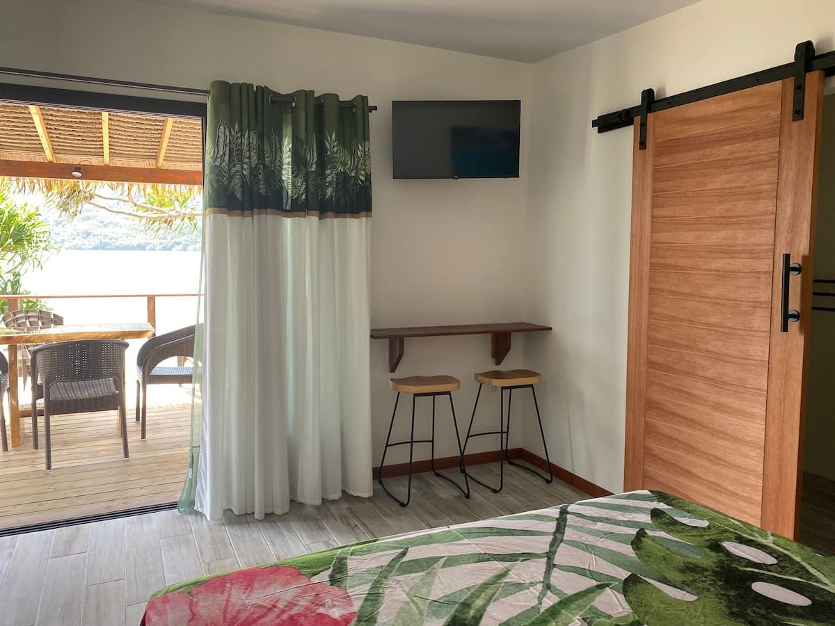 Chambre ouverte sur la terrasse et la baie
