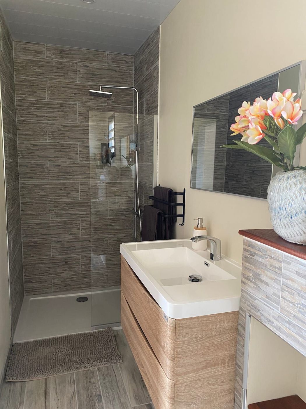 Salle de bain avec douche à l'italienne